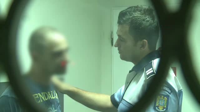 Un traficant de droguri, prins beat la volan, a muscat un politist si a facut scandal la arestare