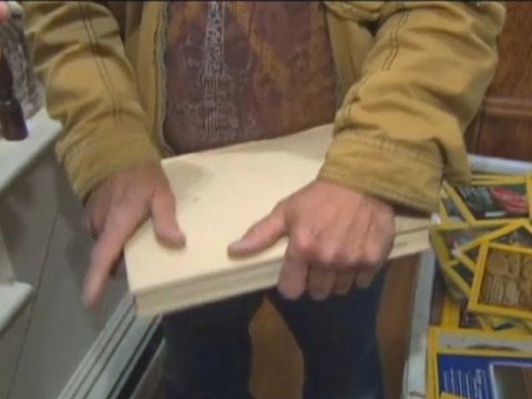 Gestul acestui barbat dupa ce a gasit 20.000 de dolari intr-o carte. Putini i-au inteles decizia