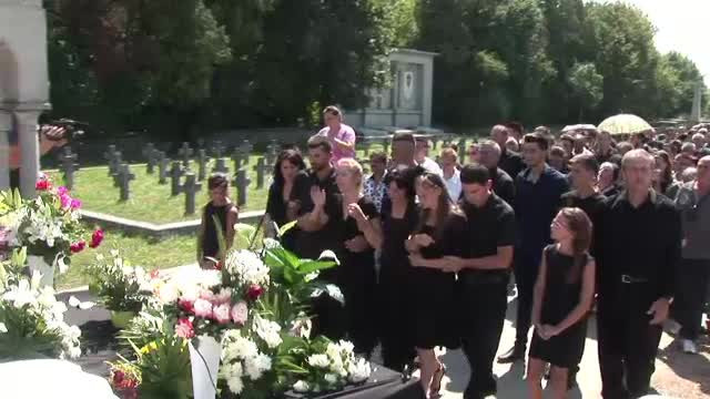 Peste o mie de oameni au participat la inmormantarea pastorului ucis la Bistrita si a baiatului sau