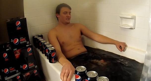 "E incredibil!" Ce s-a intamplat cu el dupa ce a facut baie intr-o cada plina cu COLA!