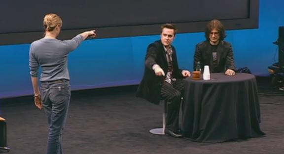 Experiment uimitor. Ce au fost convinsi acesti tineri sa faca, sub hipnoza. VIDEO