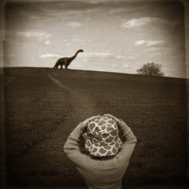 Cum a surprins un fotograf lumile imaginare pe care le-a construit baietelul sau. FOTO