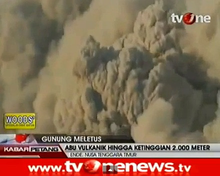 Cel putin 5 persoane au murit dupa ce un vulcan a erupt in Indonezia. VIDEO