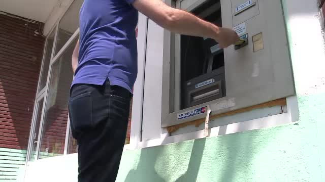 Verificati fanta bancomatului inainte de a scoate banii din el. Hotii nu renunta la vechile metode