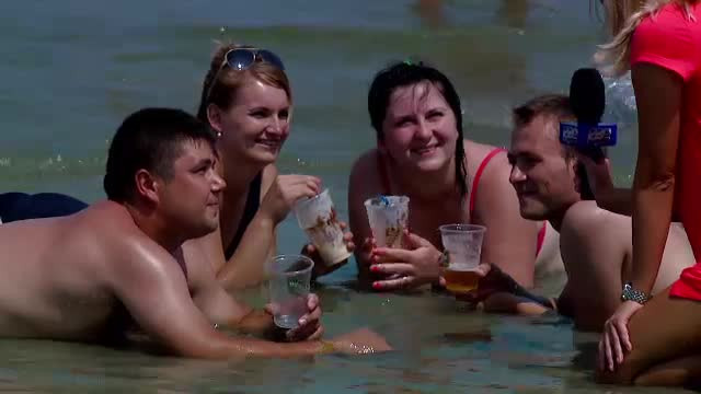 Weekendul cu 200.000 de turisti pe litoral. Cine n-a prins loc pe plaja s-a intins direct in apa