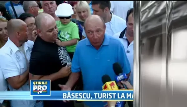 Basescu, in vizita la Mamaia: "Nu-mi place mizeria". Reactia la intrebarea legata de sarcina Elenei