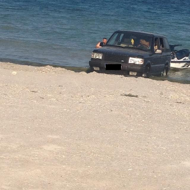 Imaginea zilei pe litoral. Ce a facut acest barbat cu un Range Rover in mare