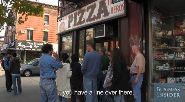 Cum arata pizza pentru care clientii stau la coada 2 ore si platesc 16 lei pentru o felie