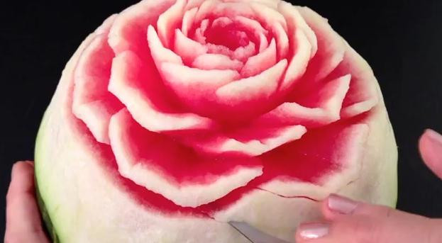 Ce a reusit sa faca aceasta femeie cu un pepene. Clipul care a cucerit internetul