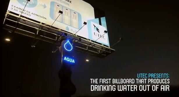 Solutia eficienta impotriva lipsei de apa potabila. Panoul publicitar care produce apa din aer