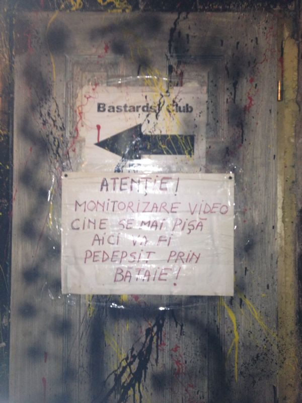 Avertismentul dintr-un gang din Centrul Vechi pe care e imposibil sa nu il observi. FOTO