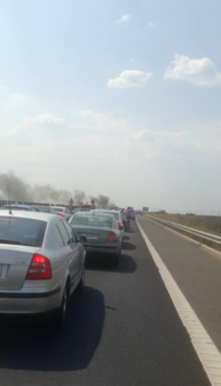 Primele imagini cu Loganul care a luat foc pe Autostrada Soarelui, in apropiere de km 114