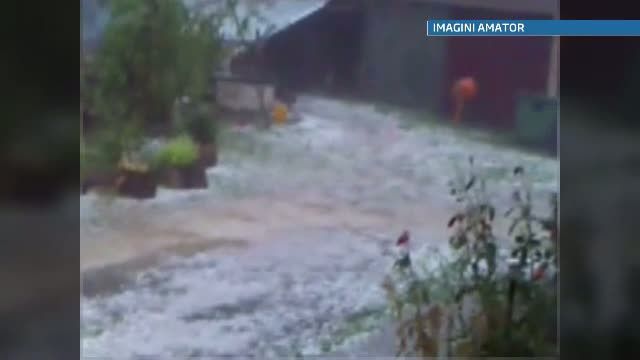 Furtuni violente dupa zilele caniculare. Grindina si trasnetele au facut pagube de mii de euro