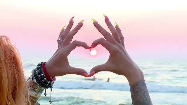 Tinerii care n-au mai dormit de 3 zile au umplut plaja din Mamaia pentru a prinde rasaritul de soare