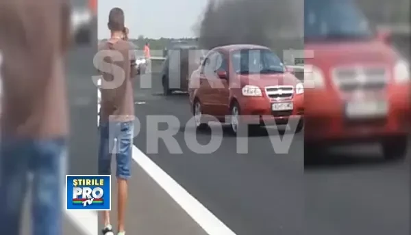 Primele imagini cu Loganul care a luat foc pe Autostrada Soarelui, in apropiere de km 115