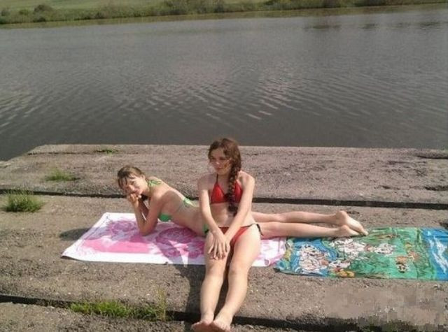 Cat de reale sunt pozele de pe Facebook. Doua fete din Rusia au reusit sa-si pacaleasca toti amicii