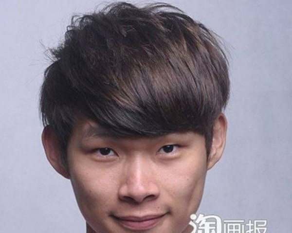 A iesit pe strada machiat de un profesionist. Barbatii care i-au iesit in cale l-au complimentat