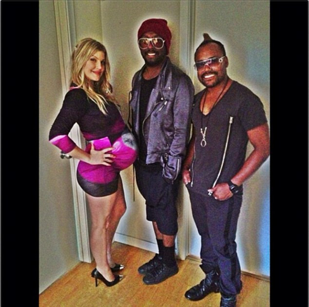 Cum a aparut Fergie in public, desi este insarcinata in luna a opta. "Esti foarte indrazneata"