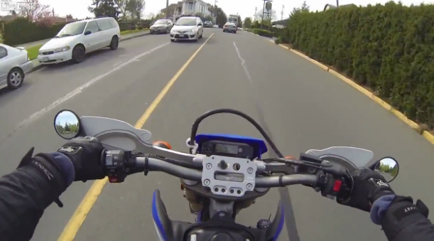 Jos palaria! Gestul emotionant care a strans 700.000 de vizualizari in mai putin de 24 de ore: Uite ce face motociclistul acesta: VIDEO