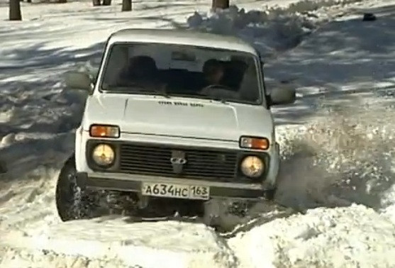 Au trecut pe “manual”! N-o sa crezi cum au “reparat” rusii acestia o Lada! VIDEO