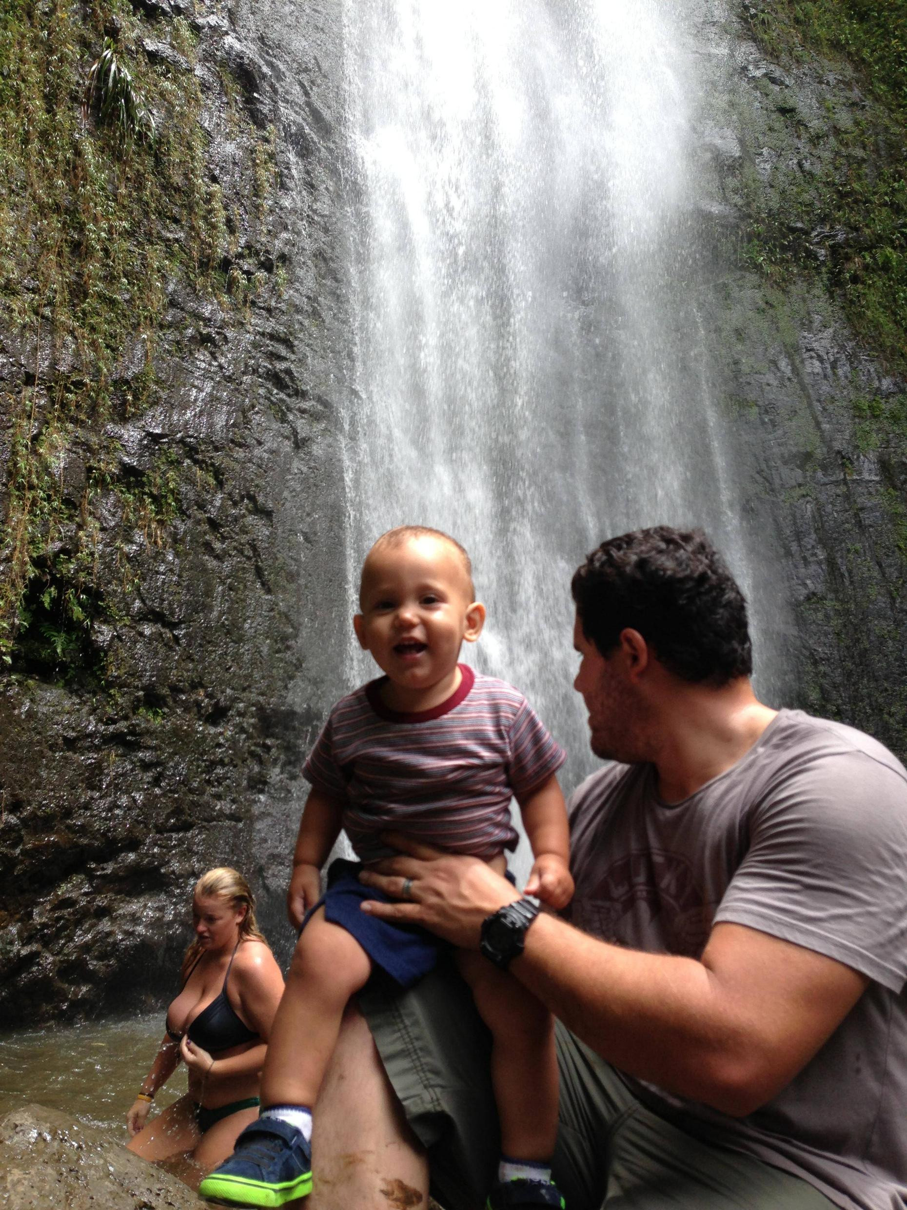 A vrut sa faca o poza de vacanta, insa si-a suparat rau sotia. Ce a facut un barbat langa o cascada