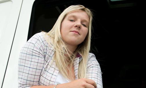 "Am reusit sa sochez pe toata lumea". Ce meserie si-a ales o tanara care abia a implinit 18 ani