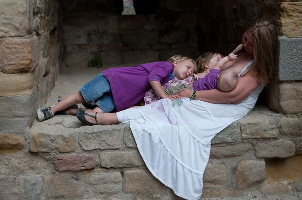 "Lumea crede ca sunt o ciudata, dar este natural". Ce face femeia cu cei trei copii ai ei