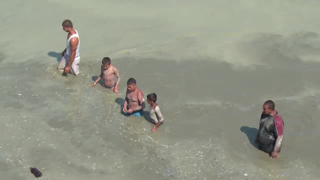 Foamea i-a intors in timp. Cum si-au riscat viata zeci de oameni pentru cateva kilograme de peste