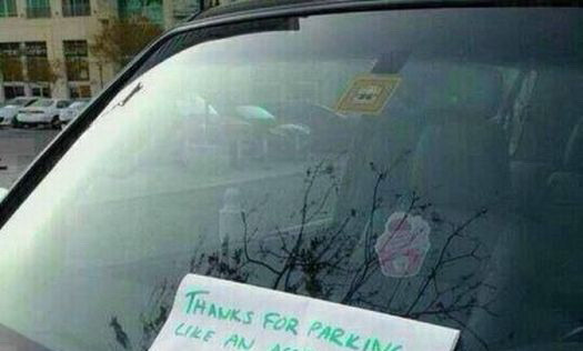 Mesajul gasit pe parbriz de un sofer care a ocupat doua locuri de parcare. FOTO