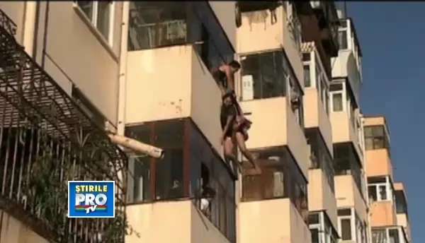 CLIPUL ZILEI. Operatiune de salvare in China: o tanara a ramas agatata la etajul 4