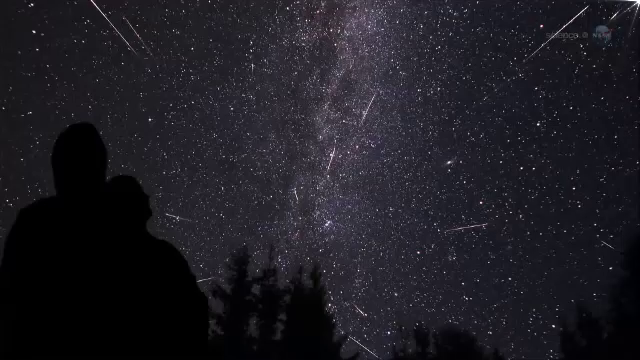 Spectacolul perseidelor,vizibil si in Romania.1500 de oameni l-au urmarit la Observatorul din Galati