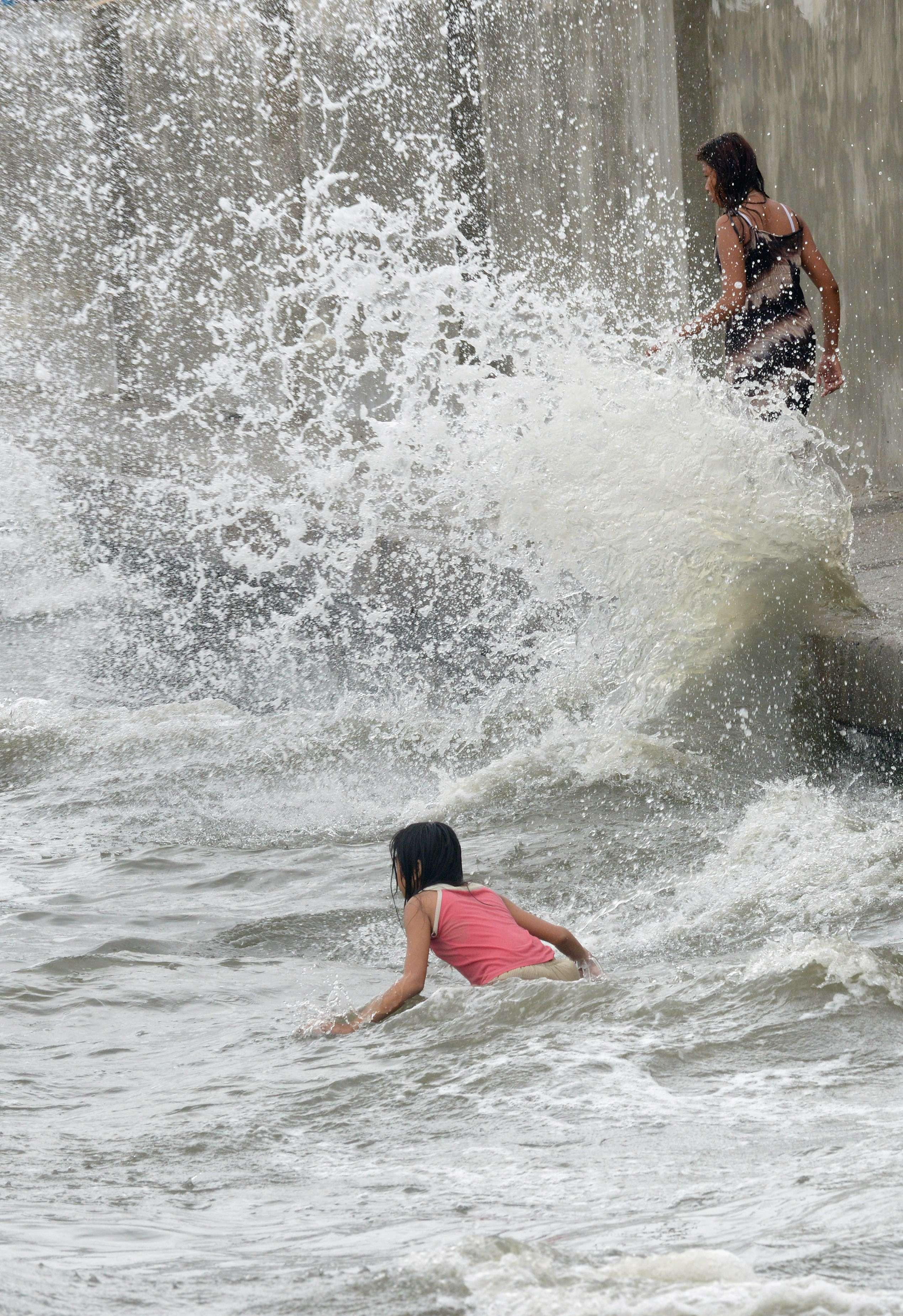 TAIFUN in Filipine. Zeci de mii de persoane au ramas fara case, iar mai multe orase sunt izolate