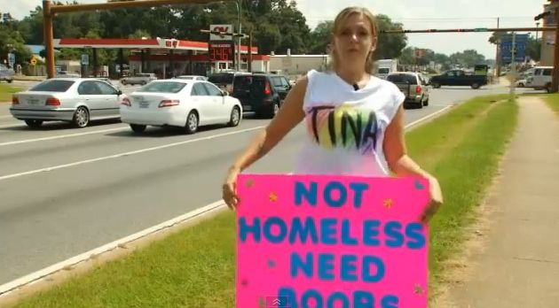 Metoda inedita prin care o femeie vrea sa obtina bani pentru operatia de marire a sanilor. VIDEO