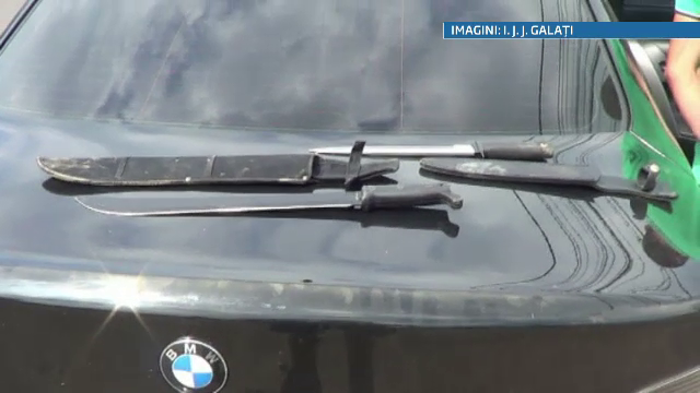 Rafuiala violenta cu arme albe in mijlocul unei intersectii din Galati, intre mai multi soferi