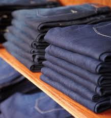 Afectiunea ciudata a unei tinere. Ce simte de fiecare data cand atinge o pereche de blugi