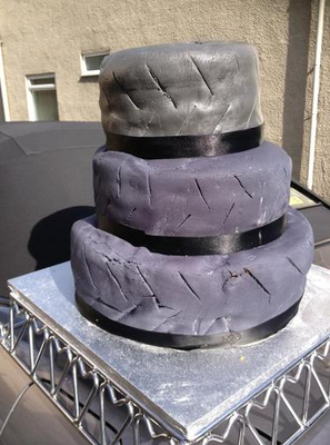 Cum arata tortul de nunta atat de urat incat mireasa l-a scos la vanzare pe eBay pentru 16 dolari