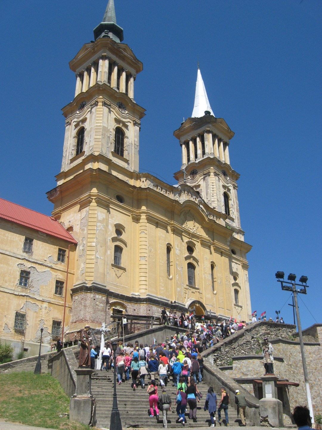 Zeci de mii de pelerini, asteptati la marile manastiri din Arad. Vezi programul principalelor slujbe