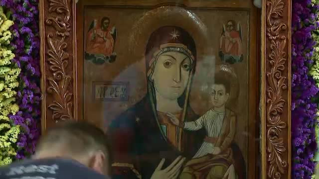 Unii se roaga pentru sanatate, altii pentru aur. Pelerinaj la Manastirea Nicula de Sf. Maria Mare