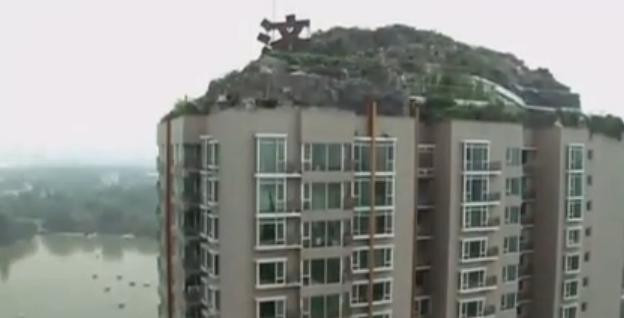 Varf de munte pe un bloc din Beijing. Autoritatile i-au dat 15 zile autorului pentru a-l demola