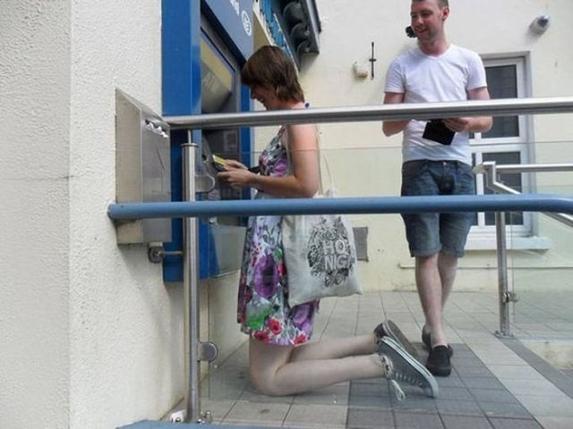 Bancomatul in fata caruia clientii trebuie sa stea in genunchi pentru a scoate bani. FOTO