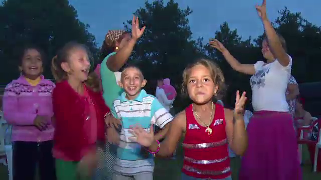 Mii de pelerini veniti la Curtea de Arges, evacuati din manastire si dusi la un loc de campare