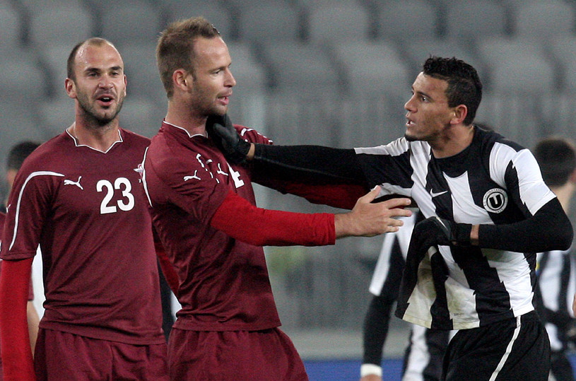 Ganea betoneaza poarta sa-si salveze piele