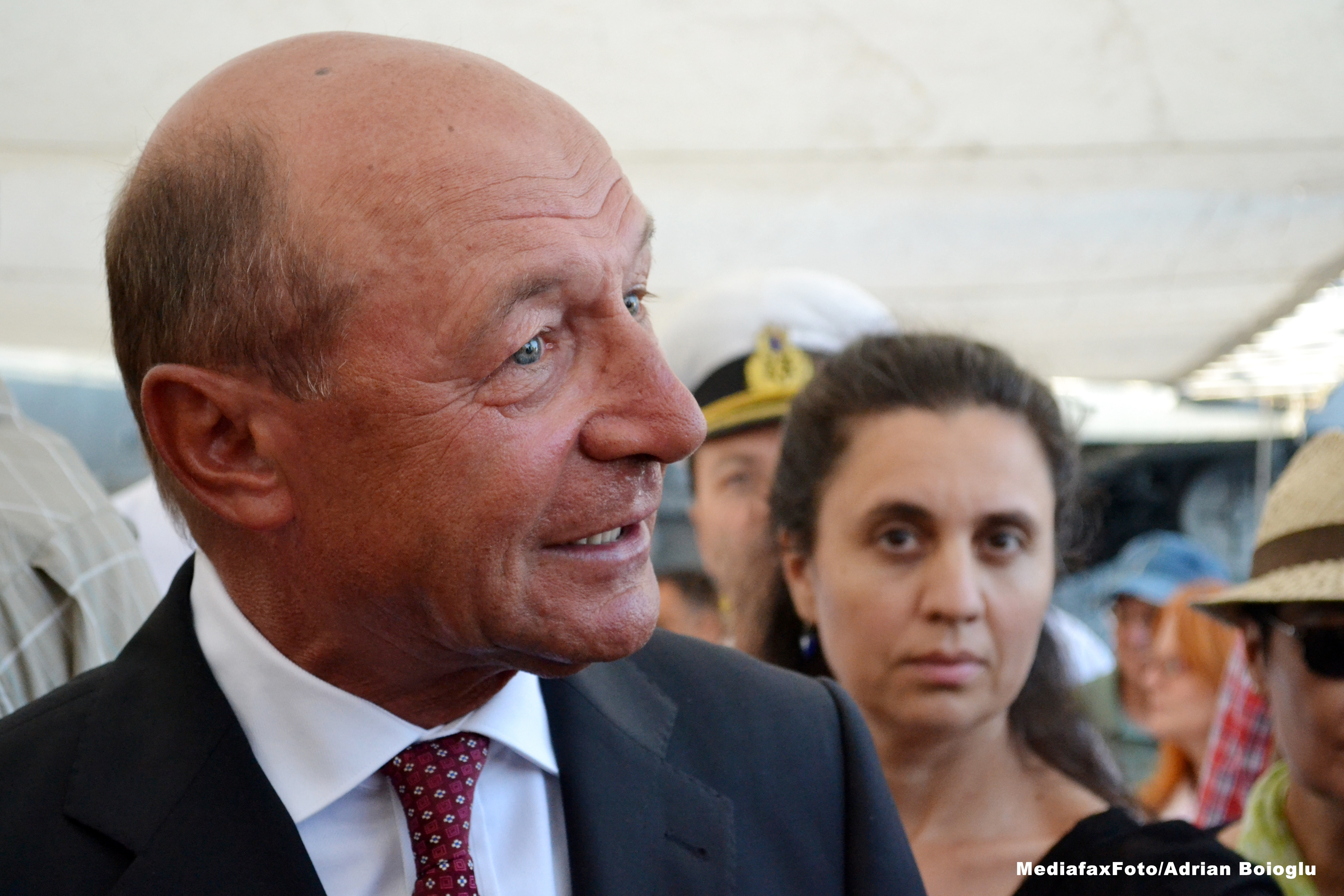 Basescu: "Nu exclud un referendum. Ponta, cati bani ai luat sa semnezi pentru Rosia Montana?"