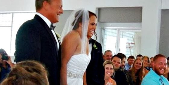 Niciun invitat de la nunta nu s-a putut abtine sa nu planga. Cum a aparut mireasa la altar