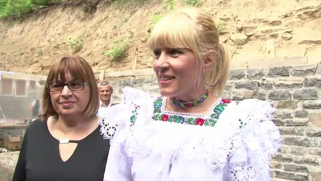 Elena Udrea a mers la Manastirea Rohia. Imbracata in costum popular, a atras privirile celor din jur
