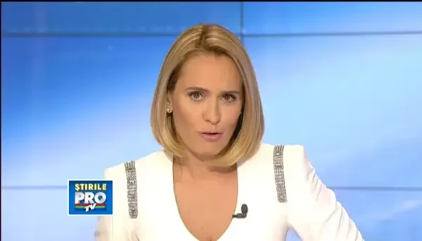 Elena Udrea a mers la Manastirea Rohia. Imbracata in costum popular, a atras privirile celor din jur