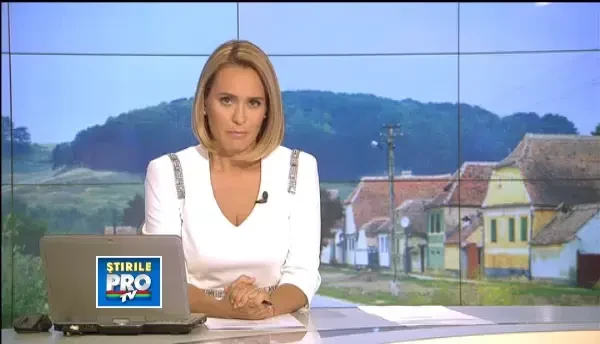 Traian Basescu, sotia sa si Titus Corlatean au primit steaguri tricolore de la IPS Ioan Selejean