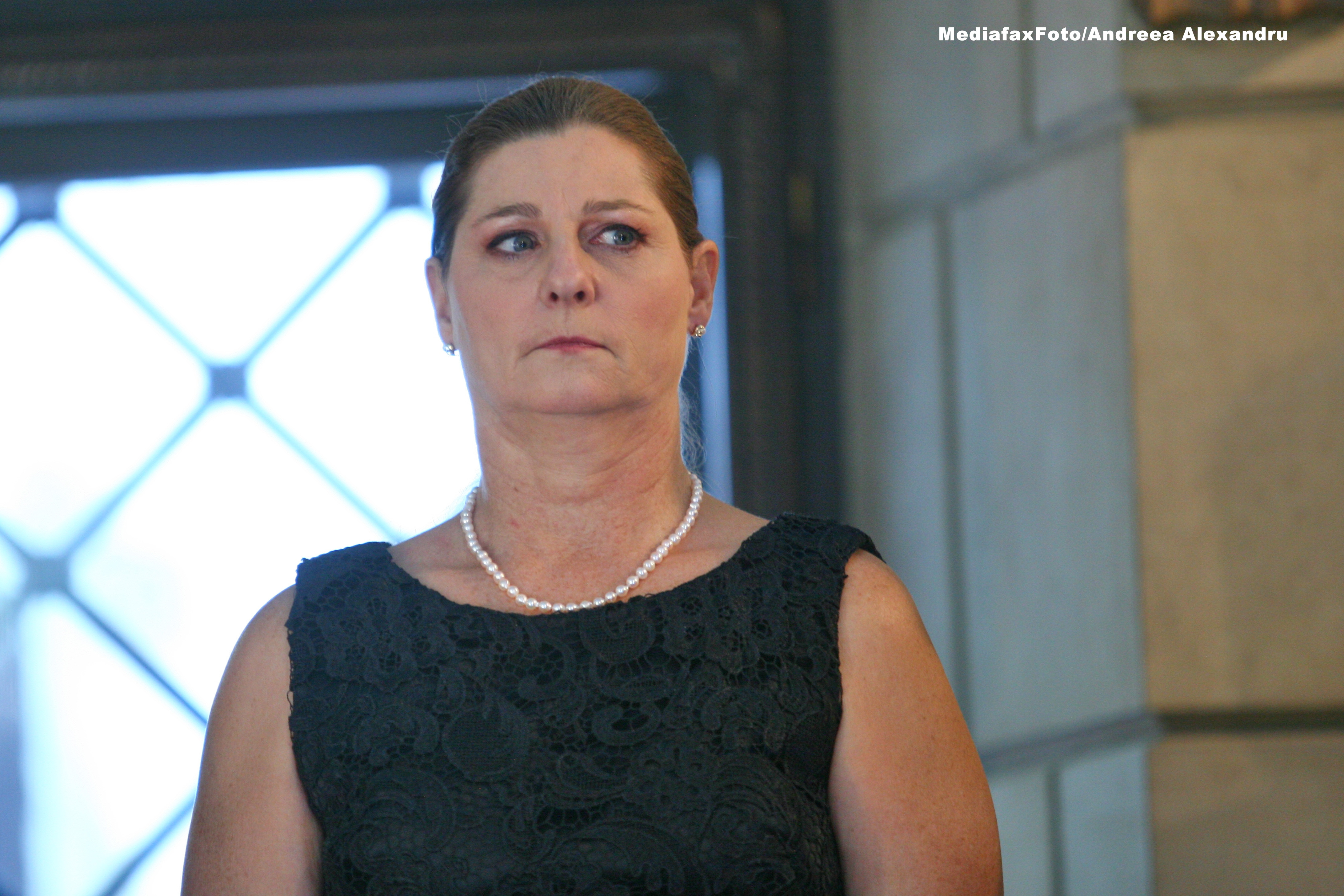 Principesa Irina vindea bere si mancare mexicana la luptele de cocosi. Arme si canabis, descoperite