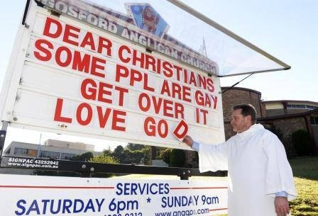 Invataturile unui preot din Australia catre enoriasi.Imaginile au facut inconjurul lumii