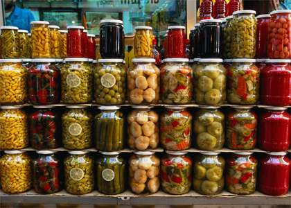 Muraturile din camara, sursa de venit pentru batranii cu pensii mici